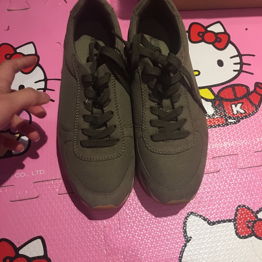 Zara sneaker . like new